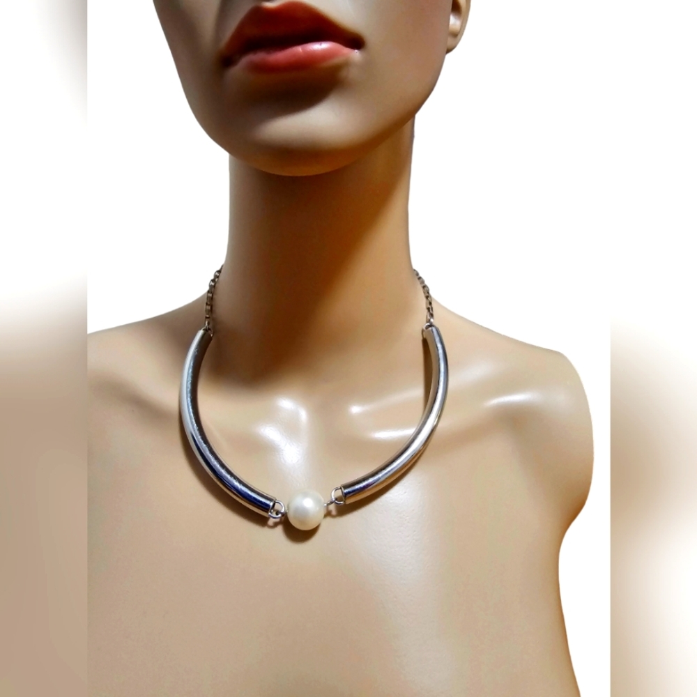 Elegant Metallic and Pearl Statement Necklace